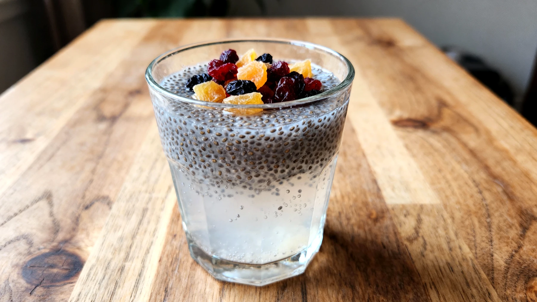 Kefir d'acqua con semi di chia e frutta secca"
