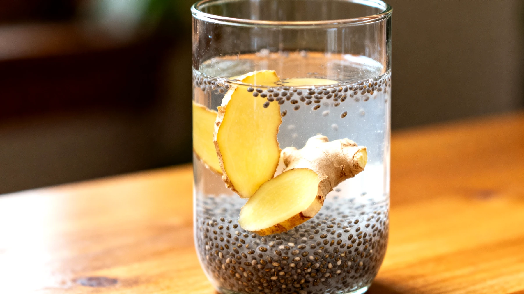 Kefir d'acqua con semi di chia e zenzero fresco"