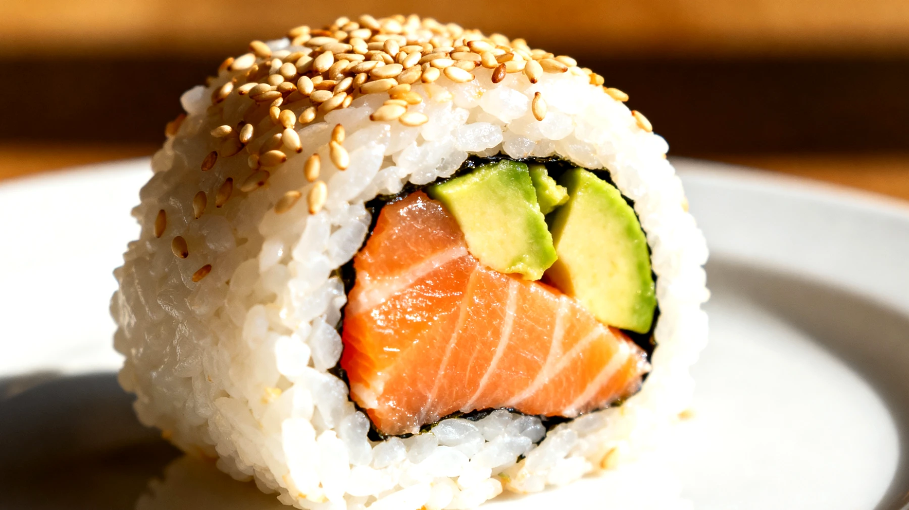 Onigiri con salmone, avocado e semi di sesamo"