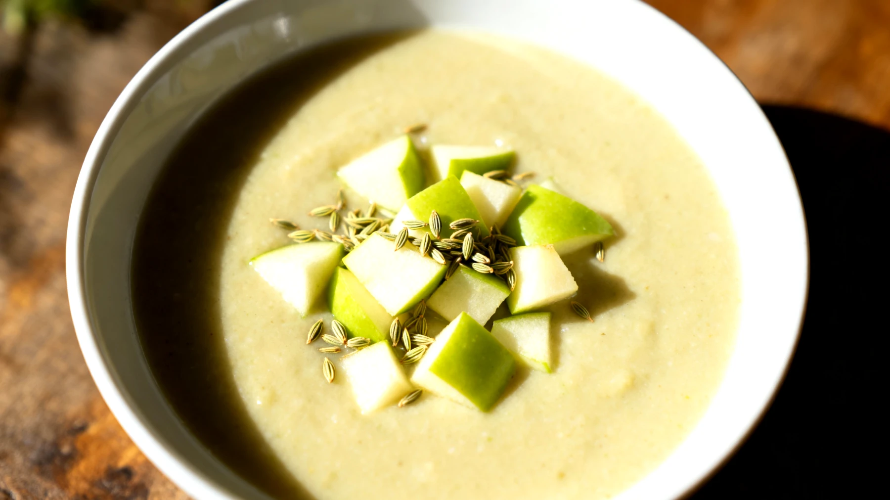 Zuppa di sedano rapa, mela verde e semi di finocchio"